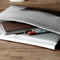 Pochette pour ordinateur portable en laine et cuir, par Hard Graft