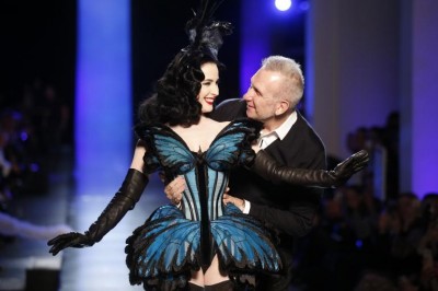 Jean-Paul Gaultier et Dita Von Teese en cloture du défilé Haute-Couture parisien (janvier 2014) - 1