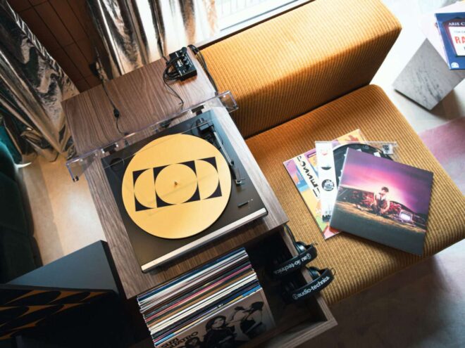 Listening station at tribe paris clichy8 scaled