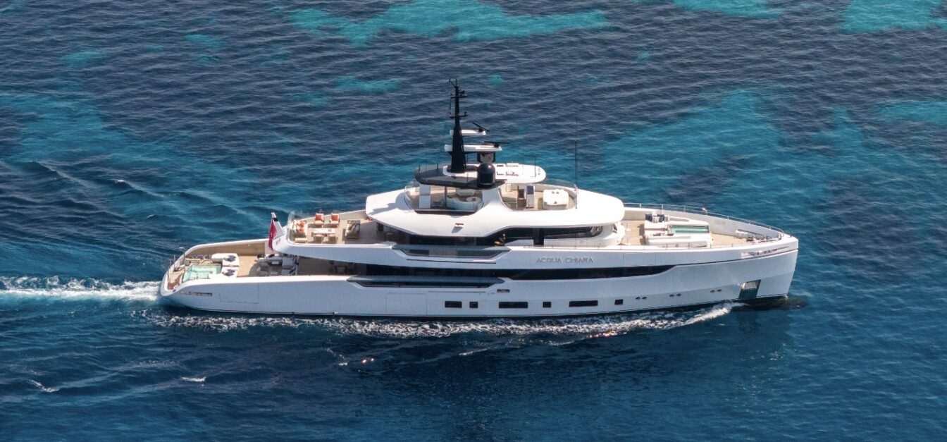 Acqua chiara superyacht