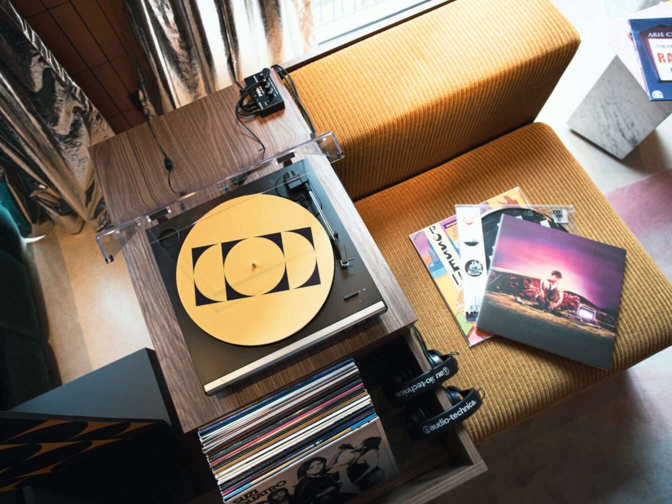 Listening station at tribe paris clichy8 scaled